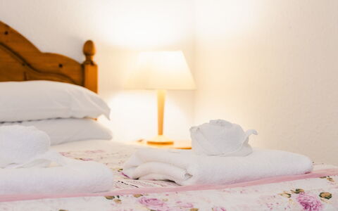 Old Stable on Aigas Golf Course: Schlafzimmer, Möbel, Bettdecke, Linens, Bett, Interior Design, Bedding, Textil, Zimmer, Fussboden