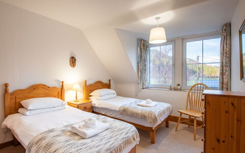 Pond View on Aigas Golf Course: Holz, Möbel, Schlafzimmer, Bett, Bedding, Bettdecke, Interior Design, Zuhause, Bettrahmen, Linens
