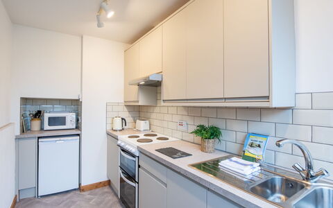 Pond View on Aigas Golf Course: Küchengerät, Küche, Major Appliance, Countertop, Flooring, Cabinetry, Herd, Interior Design, Fussboden, Herd