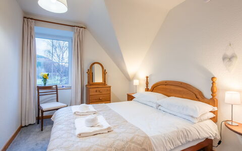 Pond View on Aigas Golf Course: Holz, Schlafzimmer, Bett, Möbel, Decke, Bettdecke, Interior Design, Bedding, Linens, Bettrahmen