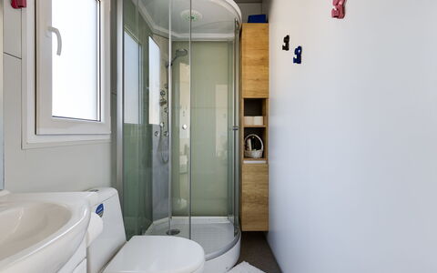 Maslina Delux: Wand, Armatur, Flooring, Fussboden, Interior Design, Badezimmer, Toilette, Bad Sink, Toilleten Sitz, Zimmer