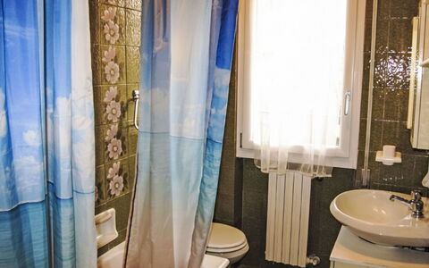 Piedi sulla Spiaggia: Textil, Interior Design, Vorhang, Fussboden, Zimmer, Armatur, Linens, Fensterbehandlung, Fensterabdeckung, Badezimmer