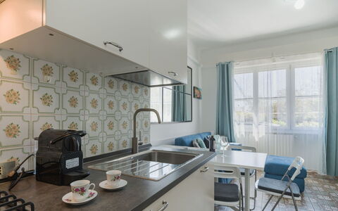 Brezza sul Mare: Küche, Countertop, Interior Design, Küchengerät, Major Appliance, Armatur, Flooring, Sinken, Fussboden, Zapfhahn