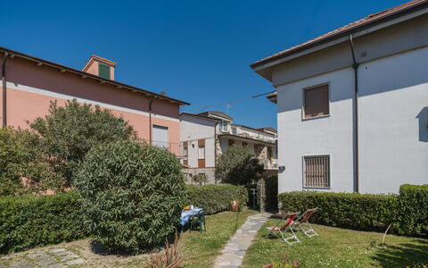 Brezza sul Mare: Wohngebiet, Strauch, Haus, Nachbarschaft, Zuhause, Menschliche Siedlung, Garten, Vorort, Garten, Hecke