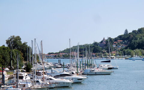 Piedi sulla Spiaggia: Boot, Watercraft, Yachthafen, Wasser, Gewässer, Boote Und Boating - Geräte Und Materialien, Wasserweg, Mast, Hafen, Schiffsbau