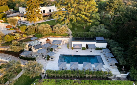 Villa Bocchi: Schwimmbad, Garten, Freizeit, Landscaping, Estate, Resort, Design, Hinterhof, Eco Hotel, Regenschirm