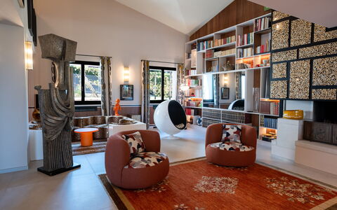 Villa Bocchi: Möbel, Interior Design, Flooring, Holz, Wohnzimmer, Fussboden, Beleuchtung, Decke, Zimmer, Zuhause