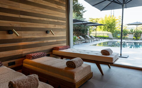 Villa Bocchi: Holz, Möbel, Schwimmbad, Flooring, Gartenmöbel, Fussboden, Interior Design, Verbundwerkstoff, Resort, Holzbeize