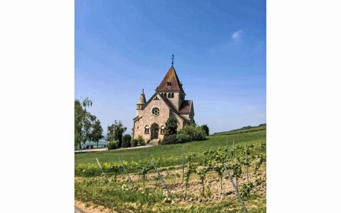 Tinkerhof Stahlhut: Himmel, Gras, Strauch, Kirchturm, Anbetungsstätte, Wahrzeichen, Turm, Kirche, Ländliches Gebiet