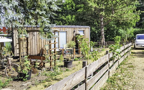 Tiny House Cottage Herbert: Holz, Strauch, Garten, Pflanzengemeinschaft, Ländliches Gebiet, Hinterhof, Hütte, Gartenbauten, Schuppen