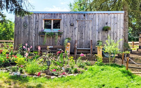 Tiny House Cottage Herbert: Holz, Strauch, Garten, Schuppen, Hütte, Gartenbauten, Hinterhof, Ground, Frühling