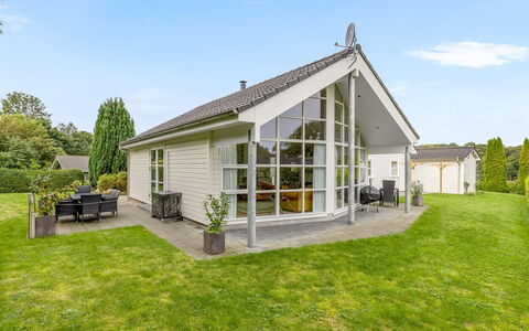 Elizabeth - 175M from the Sea: Garten, Rasen, Hütte, Estate, Garten, Landscaping, Bauernhaus, Auffahrt, Gartenbauten, Hinterhof