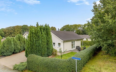 Elizabeth - 175M from the Sea: Haus, Strauch, Zuhause, Wohngebiet, Dach, Hütte, Garten, Hecke, Ground, Rasen