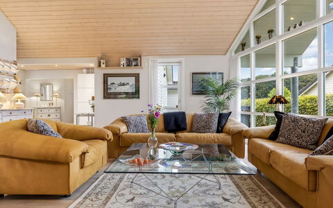 Elizabeth - 175M from the Sea: Möbel, Interior Design, Couch, Flooring, Wohnzimmer, Fussboden, Decke, Holz, Tabelle, Zimmer