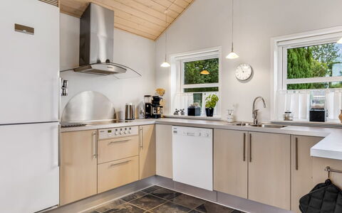 Elizabeth - 175M from the Sea: Küchengerät, Küche, Countertop, Interior Design, Flooring, Möbel, Cabinetry, Major Appliance, Holz, Light Fixture
