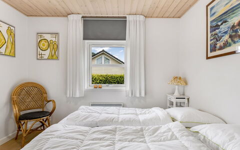 Elizabeth - 175M from the Sea: Schlafzimmer, Bett, Holz, Interior Design, Möbel, Bettdecke, Fussboden, Bedding, Decke, Linens