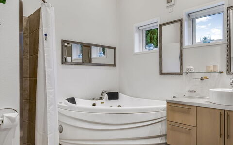 Elizabeth - 175M from the Sea: Interior Design, Armatur, Flooring, Badezimmer, Badewanne, Fussboden, Decke, Zapfhahn, Installation, Beleuchtung