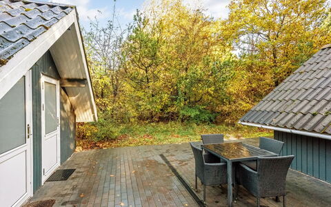 Avni - 30Km from the Sea: Möbel, Gartenmöbel, Geschirr, Tabelle, Drinkware, Stuhl, Tisch Im Freien, Essen, Flasche