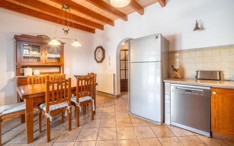 Son Peroti: Flooring, Interior Design, Möbel, Holz, Küche, Decke, Fussboden, Cabinetry, Countertop, Zimmer
