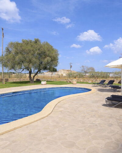 Son Peroti: Schwimmbad, Gartenmöbel, Schatten, Resort, Landscaping, Flagstone, Water Feature, Sonnenliege