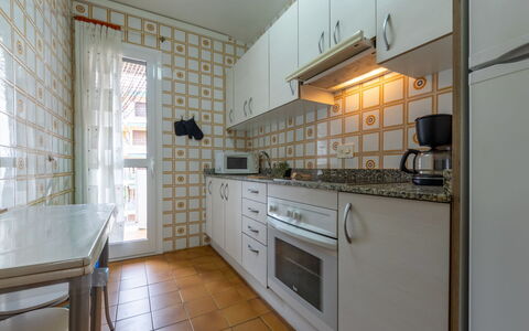 Balandro: Küche, Flooring, Major Appliance, Countertop, Holz, Fussboden, Küchengerät, Interior Design, Cabinetry, Zimmer