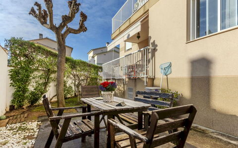 Balada Playa: Möbel, Wohnung, Zuhause, Balkon, Tür, Gartenmöbel, Stuhl, Blumentopf, Zimmerpflanze, Schatten