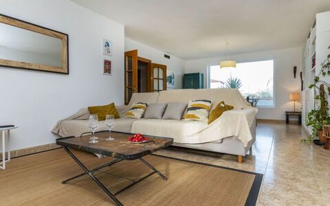 Balada Playa: Möbel, Flooring, Interior Design, Couch, Fussboden, Wand, Holz, Zimmer, Wohnzimmer, Tabelle