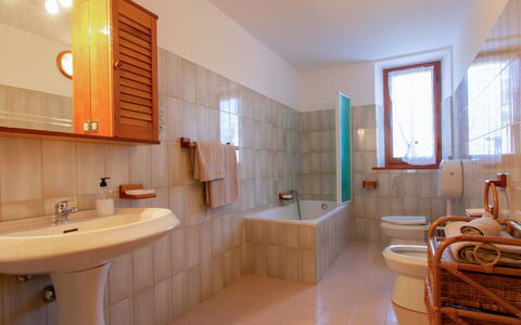 Pianaccio: Flooring, Interior Design, Fussboden, Armatur, Bad Sink, Badezimmer, Sinken, Decke, Zimmer, Zapfhahn