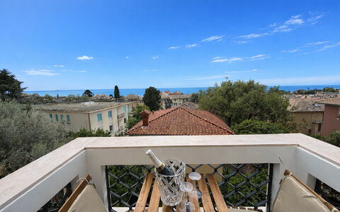 Focaincontromano Seaview, Genova: Balkon, Schatten, Gartenmöbel, Villa