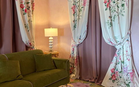 Villa Elisa: Möbel, Interior Design, Fensterabdeckung, Vorhang, Rosa, Fensterbehandlung, Textil, Beleuchtung, Zimmer, Wohnzimmer