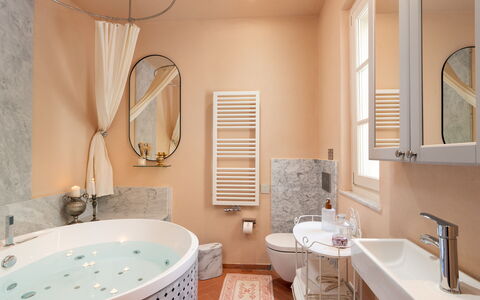 Villa Elisa: Badezimmer, Interior Design, Armatur, Flooring, Wand, Fussboden, Badewanne, Zapfhahn, Bad Sink, Sinken