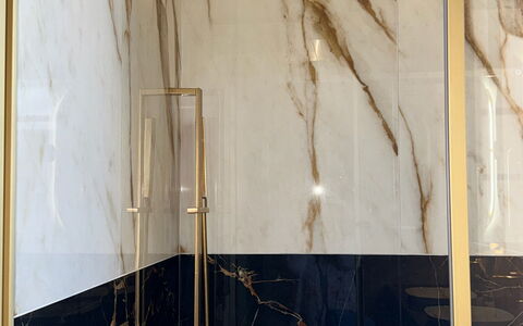 Villa Elisa: Flooring, Fliese, Fussboden, Armatur, Light Fixture, Installation, Spiegel, Marmor, Badezimmer