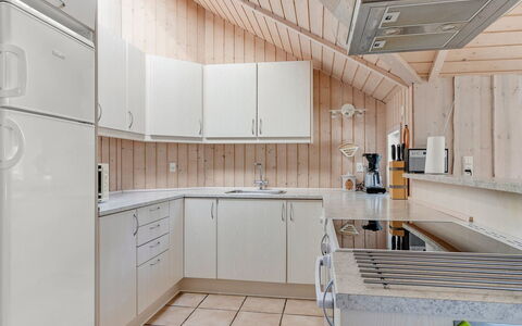 Gudrid - 550M from the Sea: Küche, Küchengerät, Holz, Countertop, Major Appliance, Interior Design, Flooring, Decke, Cabinetry, Fussboden