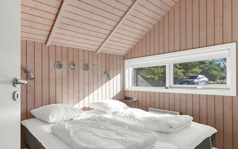 Gudrid - 550M from the Sea: Holz, Schlafzimmer, Bett, Decke, Interior Design, Zuhause, Bedding, Fussboden, Bettdecke, Hartholz
