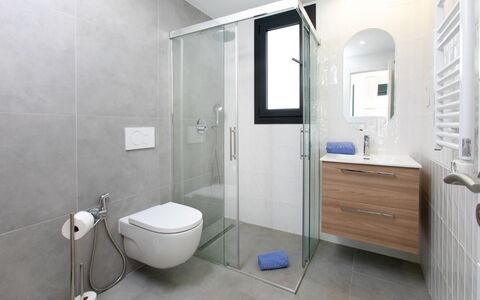 Skyhill Ii Nerja: Armatur, Flooring, Badezimmer, Interior Design, Fussboden, Toilette, Zapfhahn, Sinken, Spiegel, Installation