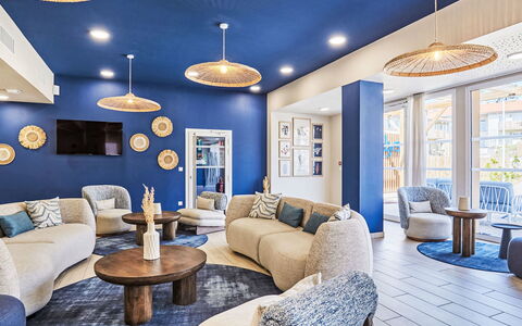 Mimizan 620: Möbel, Interior Design, Flooring, Decke, Fussboden, Zuhause, Beleuchtung, Wohnzimmer, Light Fixture, Couch
