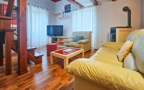 Mamma Mia: Möbel, Interior Design, Flooring, Fussboden, Holzboden, Zimmer, Holz, Decke, Couch, Wohnzimmer