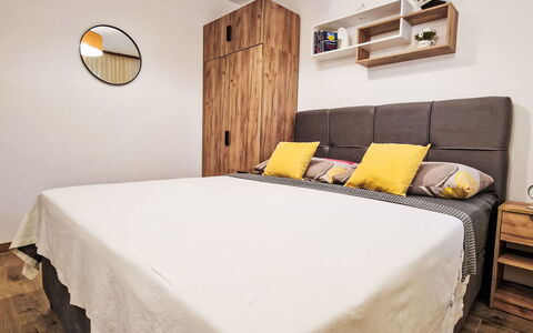 Vesna: Bett, Möbel, Bedding, Interior Design, Schlafzimmer, Bettdecke, Flooring, Fussboden, Holz, Zimmer