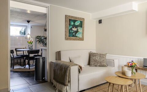 Vårhemsplatsen: Möbel, Interior Design, Wand, Couch, Flooring, Fussboden, Zimmer, Holz, Wohnzimmer, Decke
