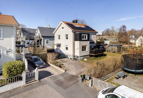 Vårhemsplatsen: Gebäude, Wohngebiet, Haus, Zuhause, Dach, Nachbarschaft, Vorort, Menschliche Siedlung, Abstellgleis, Hütte