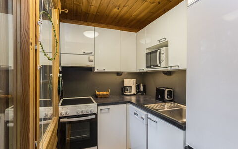 Levin Ainola: Küchengerät, Küche, Countertop, Interior Design, Möbel, Flooring, Major Appliance, Wand, Cabinetry, Fussboden