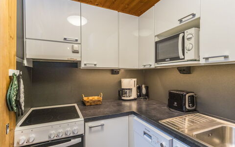 Levin Ainola: Küchengerät, Küche, Countertop, Major Appliance, Cabinetry, Möbel, Interior Design, Herd, Flooring, Holz