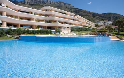 Altea 649: Wasser, Himmel, Eigentum, Gebäude, Pflanze, Schwimmbad, Azurblau, Berg, Wolke, Baum