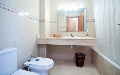 Altea 649: Badezimmer, Eigentum, Zimmer, Fussboden, Interior Design, Fliese, Wand, Armatur, Toilette, Grundeigentum