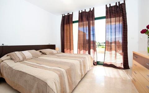 Altea 649: Schlafzimmer, Zimmer, Möbel, Bett, Interior Design, Eigentum, Bettdecke, Fussboden, Bedding, Vorhang