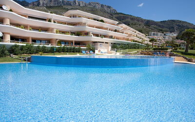 Altea 649: Wasser, Himmel, Eigentum, Gebäude, Pflanze, Schwimmbad, Azurblau, Berg, Wolke, Baum