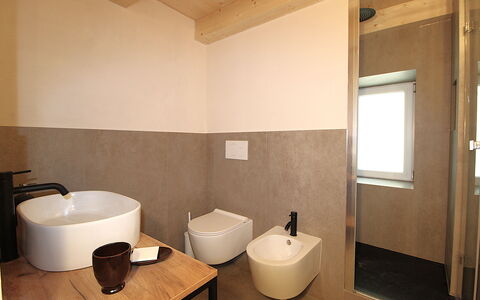 Casa Tomà Mountain View Cortina: Wand, Flooring, Armatur, Badezimmer, Fussboden, Bad Sink, Interior Design, Sinken, Installation, Braun