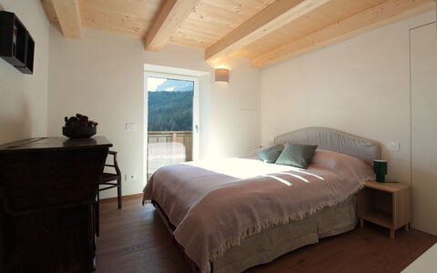 Casa Tomà Mountain View Cortina: Möbel, Holz, Interior Design, Fussboden, Flooring, Zimmer, Decke, Linens, Schlafzimmer, Bett