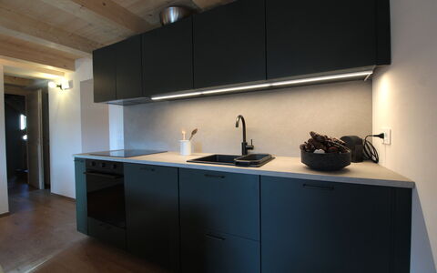 Casa Tomà Mountain View Cortina: Küche, Countertop, Interior Design, Cabinetry, Armatur, Spüle, Sinken, Möbel, Flooring, Küchengerät
