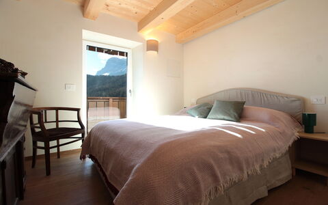Casa Tomà Mountain View Cortina: Möbel, Holz, Interior Design, Fussboden, Flooring, Schlafzimmer, Bett, Bettdecke, Decke, Bedding